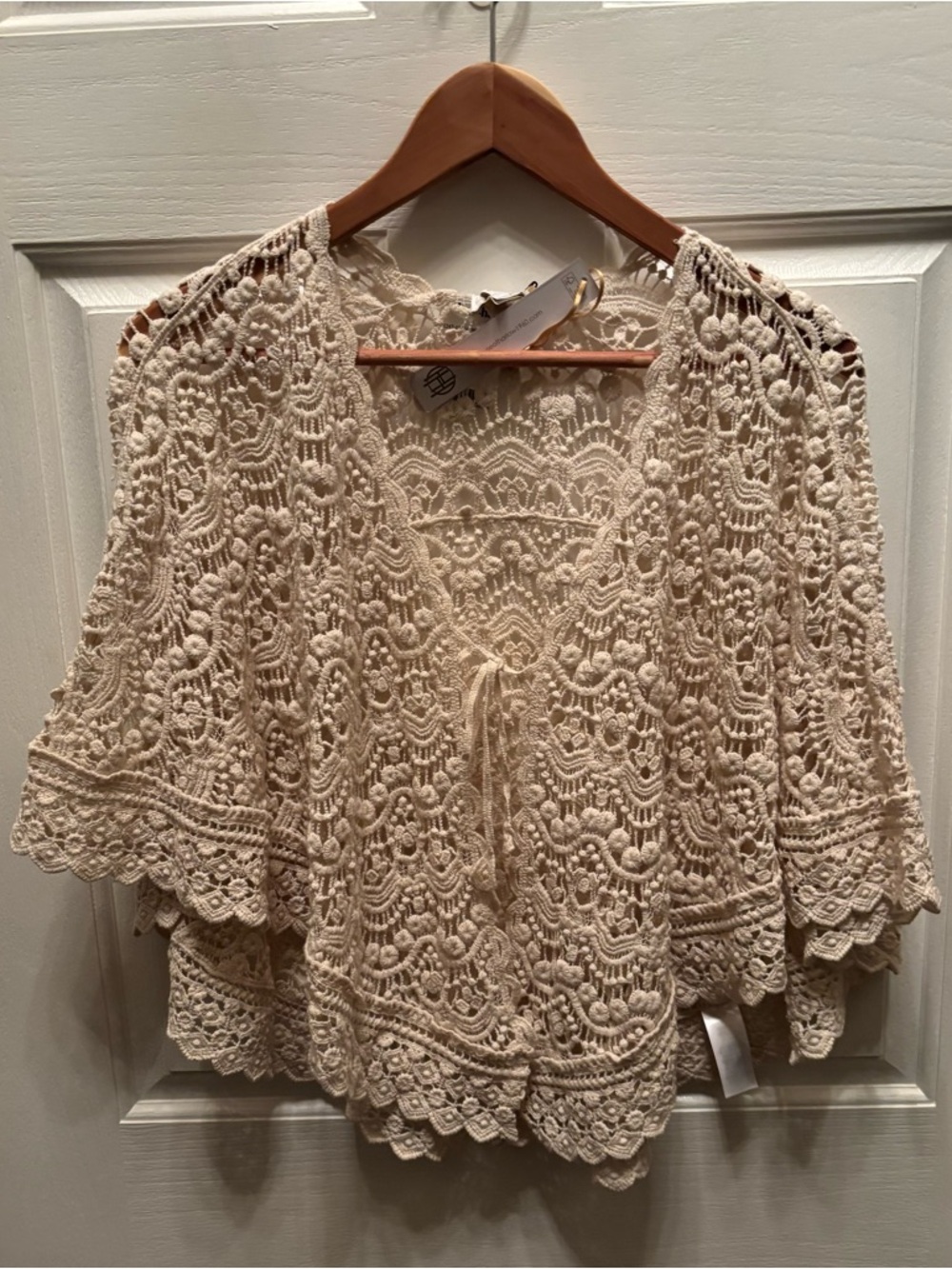NWT HOUSE OF HARLOW 1960 WOMEN'S IVORY CROCHET TIE FRONT CAPE- ONE SIZE - Picture 2 of 5